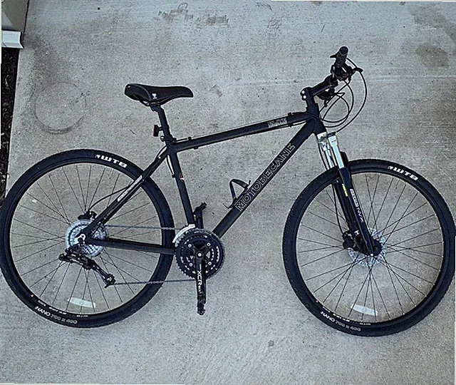 Motobecane Hybrid Bike 27 Speed Disc Brakes w/ Helmets Lock Pump Tubes